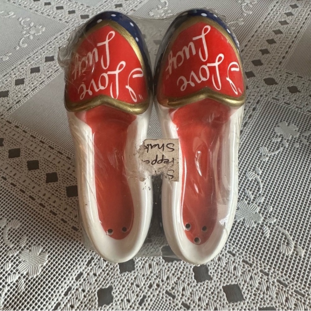I LOVE LUCY Vintage 1999 High Heel Shoes Ceramic Salt & Pepper Shakers Set